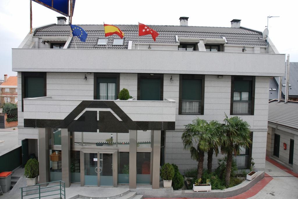 Hostal Los 5 Pinos Madrid Exterior photo