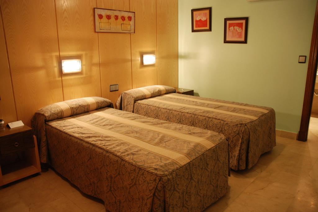 Hostal Los 5 Pinos Madrid Exterior photo