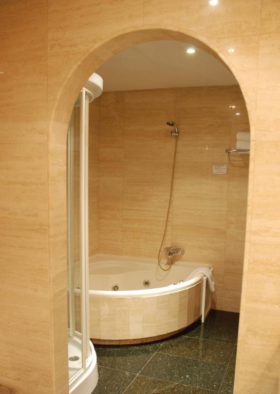 Hostal Los 5 Pinos Madrid Exterior photo