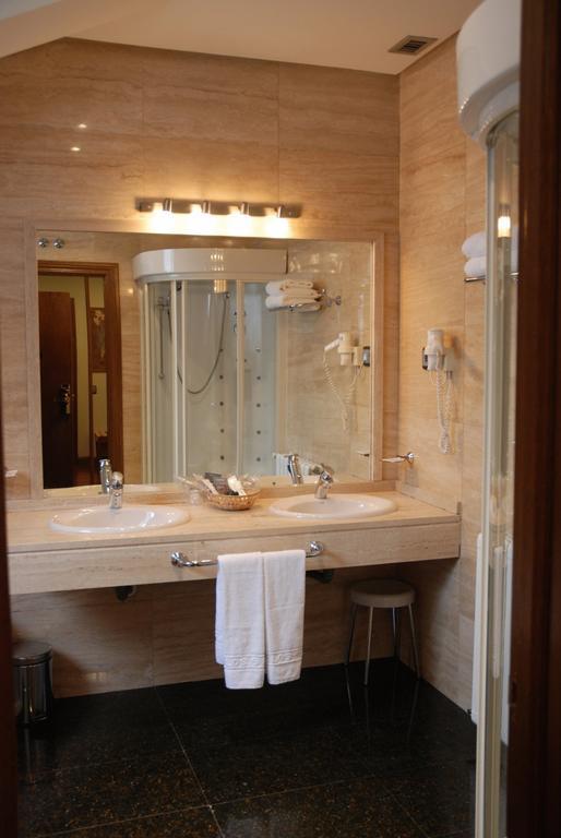 Hostal Los 5 Pinos Madrid Exterior photo