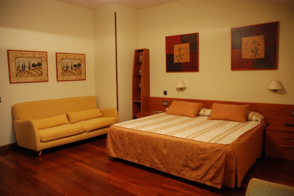 Hostal Los 5 Pinos Madrid Exterior photo