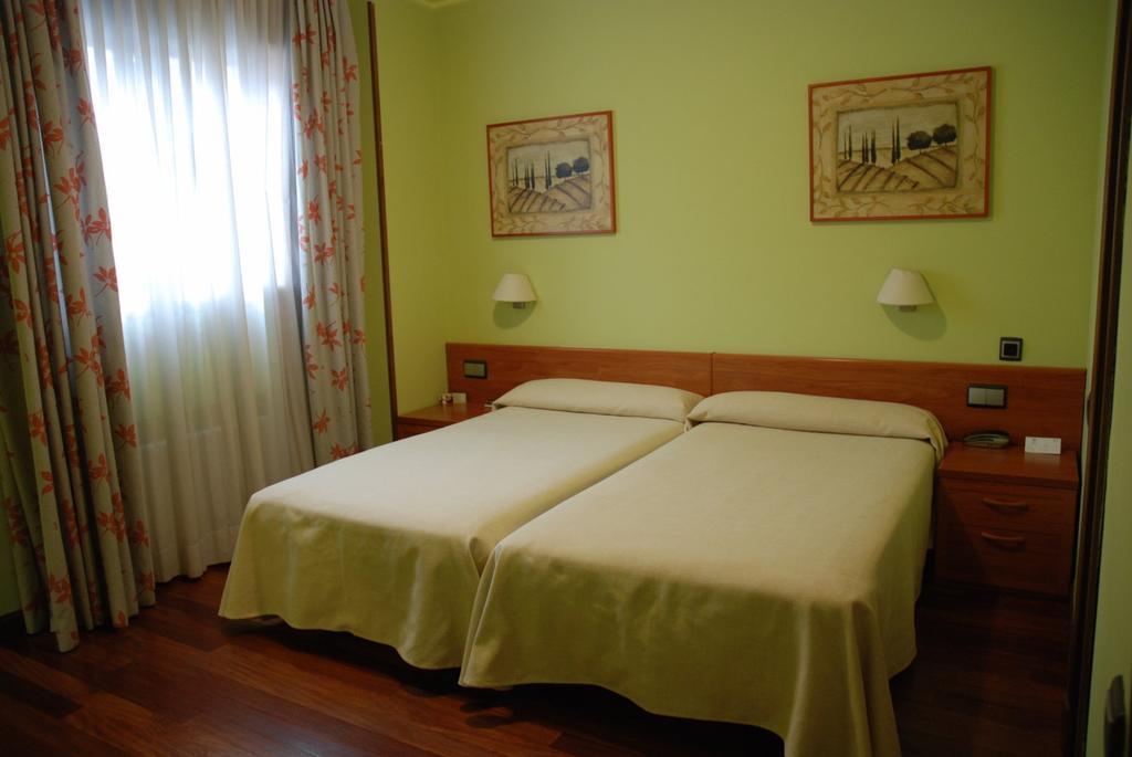 Hostal Los 5 Pinos Madrid Exterior photo