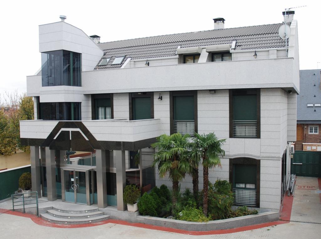 Hostal Los 5 Pinos Madrid Exterior photo