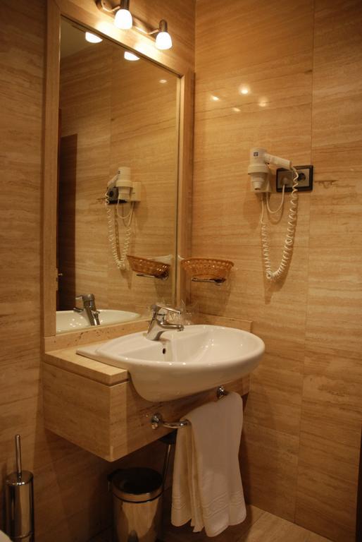 Hostal Los 5 Pinos Madrid Exterior photo